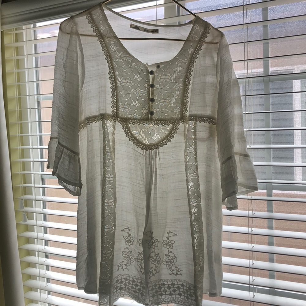 Ladies blouse 3/4 sleeves long flowy Lacey details